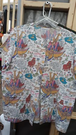 Scrub shirt size Noas Ark theme ,looks more like a large