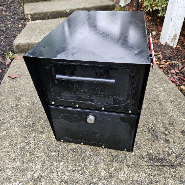 Metal locking Mailbox
