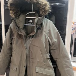 the north face women's Arctic parka color thyme 