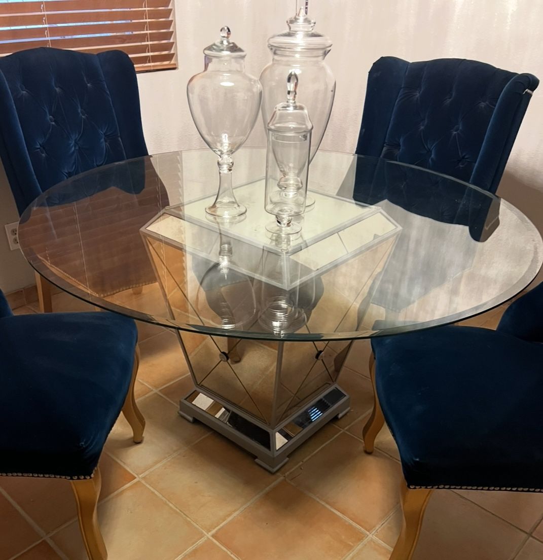 Beautiful Z Gallerie Mirrored Dining Table for Sale in Las Vegas, NV