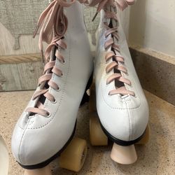 White Tuosamtin Women's Size 9 Roller Skates with Pink Laces.  Excellent Condition. Clean, well cared for, lots of life left . Ready for pickup or shi