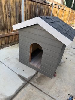 Outdoor Wooden Dog House with Shingle Roof
