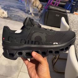 On Men’s Cloudmonster 