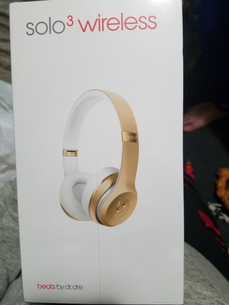 BRAND NEW NEVER OPENED BEATS SOLO3 WIRELESS GOLD