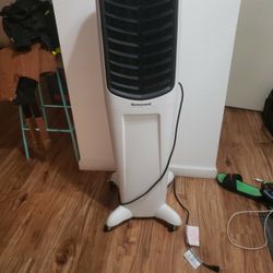 Honeywell A/c Unit W/remote Like New 9nly Used Couple Times