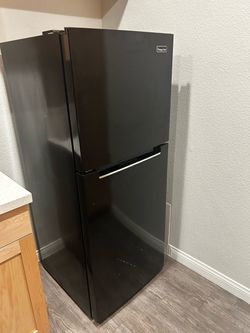 Magic Chef Black Top-Freezer Refrigerator