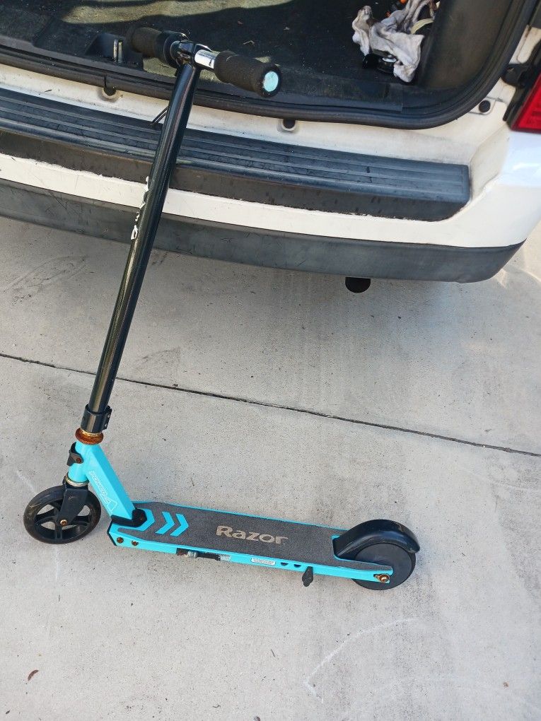 LIKE NEW RAZOR ADULT SZ SCOOTER 18 FINAL PRICE PAID 139
