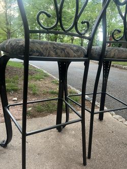 5 Chairs Bar