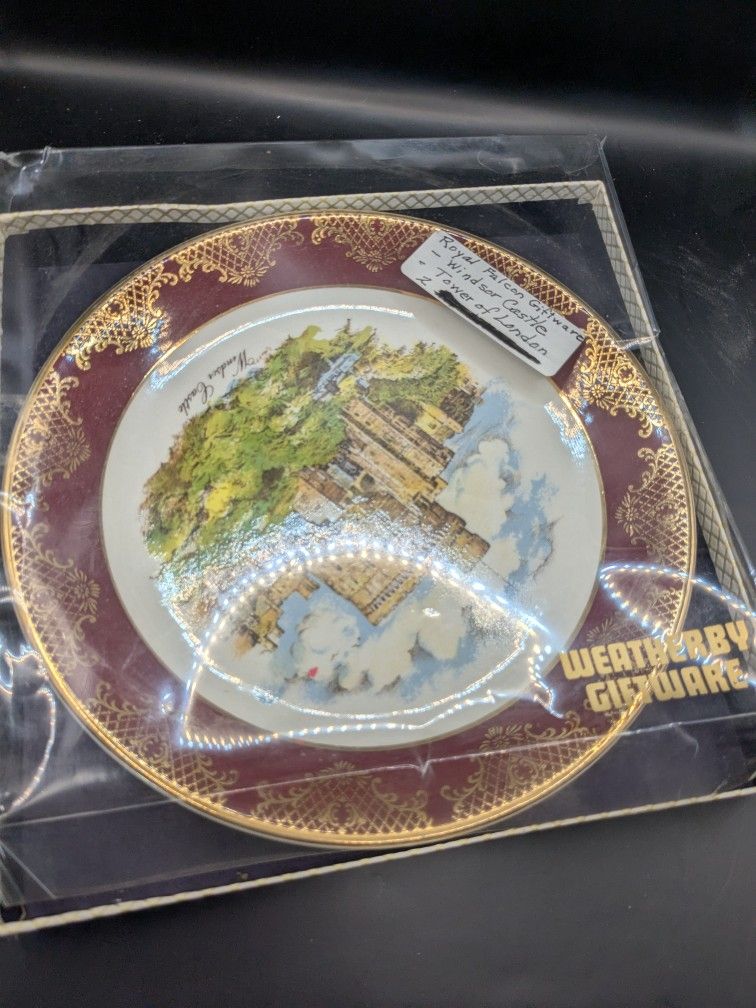 Windsor Castle/Tower of London Collectors Decorative Plates- Set of 2