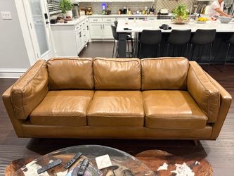 Rooms To Go Duluth Top-Grain Leather Sofa – Caramel – $800