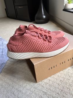 Selling a pair of NOBULL shoes – ( New )