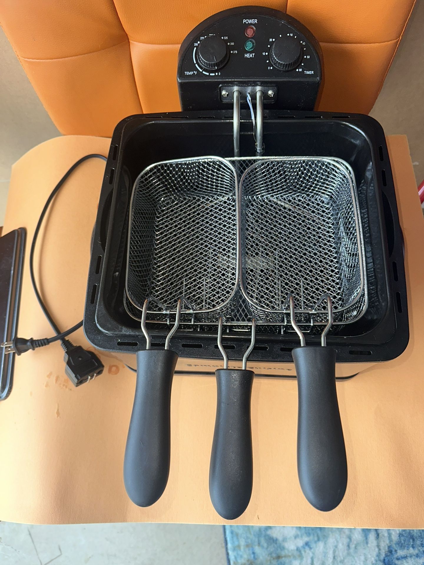 Barely Used Deep Fryer 4-5 liter, for chicken frying, onion rings, French fries etc. super awesome!