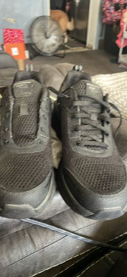 new all black sketchers 10 1/2