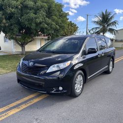2017 TOYOTA SIENNA XLE 