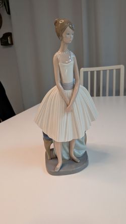 Ladro- Nao figurine