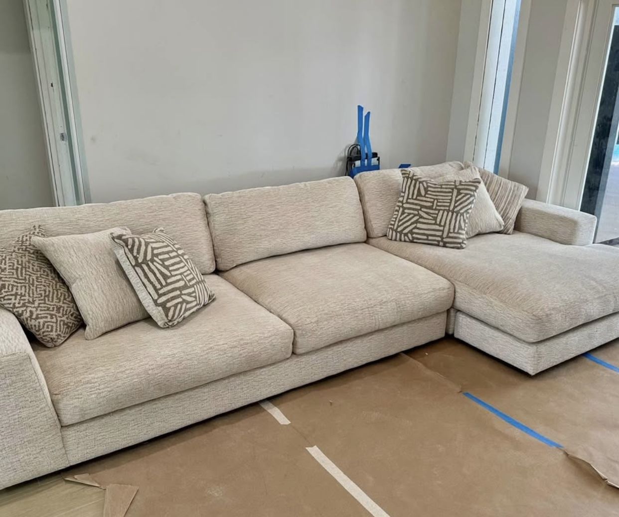 Large Chaise Sectional Cindy Crawford Rooms To Go ( NEW)