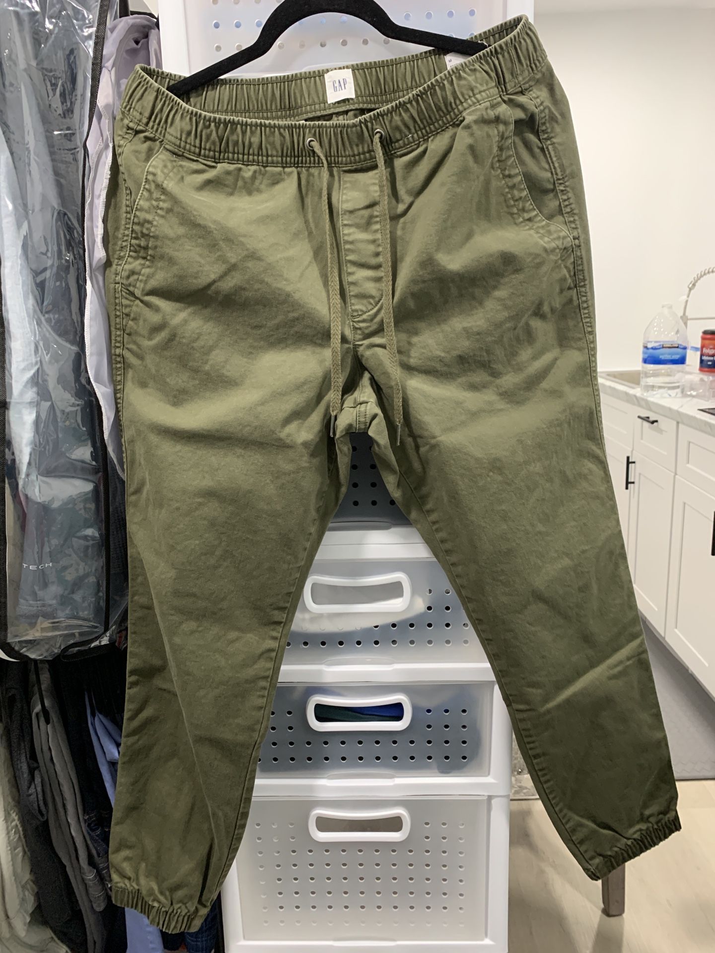 GapFlex Essential Joggers Men size M Regular Color: Black Moss