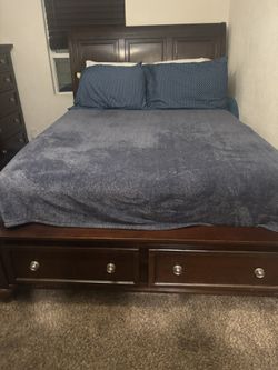 Queen Bed With Mattress And Dresser Drawer Mirror