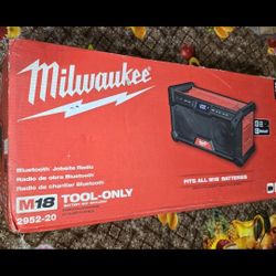 Milwaukee
M18 18V Lithium-Ion Cordless Jobsite Radio