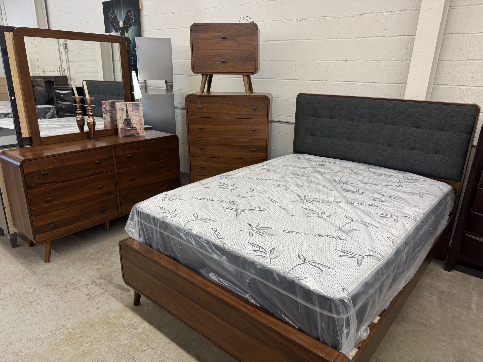 Eight Piece Queen Size Bedroom, Set With Free Bonus, Five Drawer Chest!