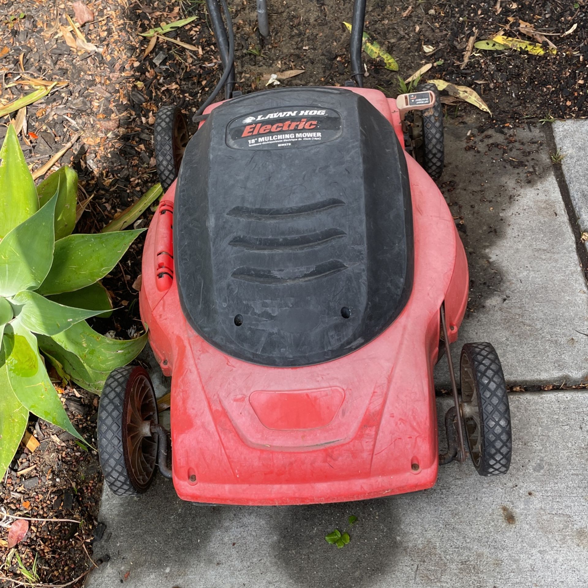 Lawn hog Electric 18 Mulching Mower Free for Sale in San Marcos