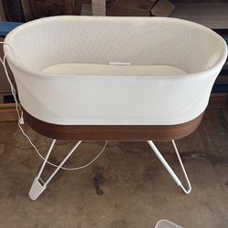 Happiest Baby SNOO smart sleeper bassinet