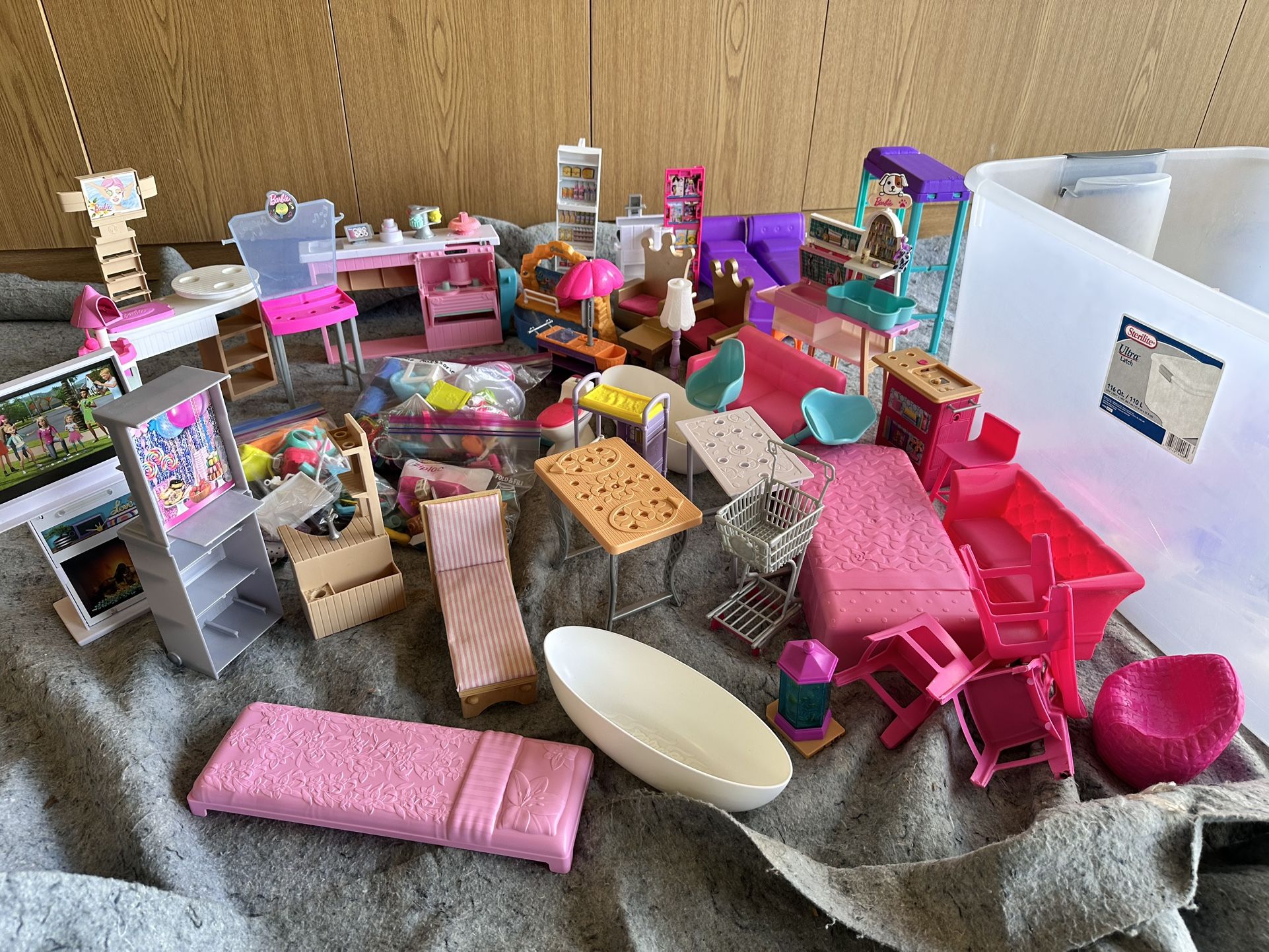Large 116 Qt Bucket Of Barbie Accessories **SEE OTHER LISTING OF LARGE HOUSE AND, PLANE, HELICOPTER **