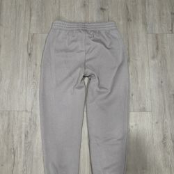 grey sweat pants 