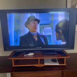 Panasonic Flat Screen 42” Television with Remote and Booklet 