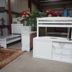Dressers, Living Rooms, Kitchen Tables And Bedroom Sets