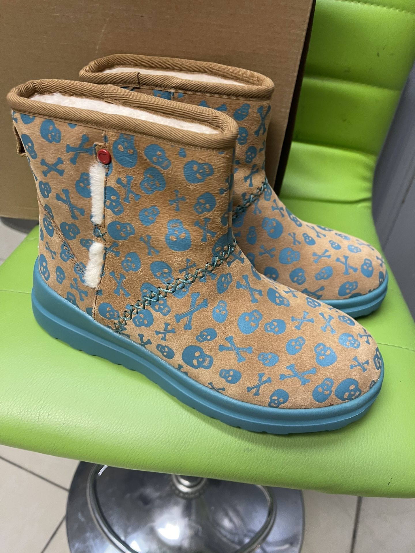 New UGGs Size 7 Box Including