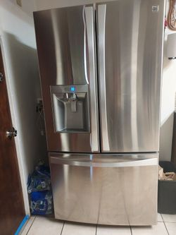 Refrigerador plateado, modelo kenmore élite.