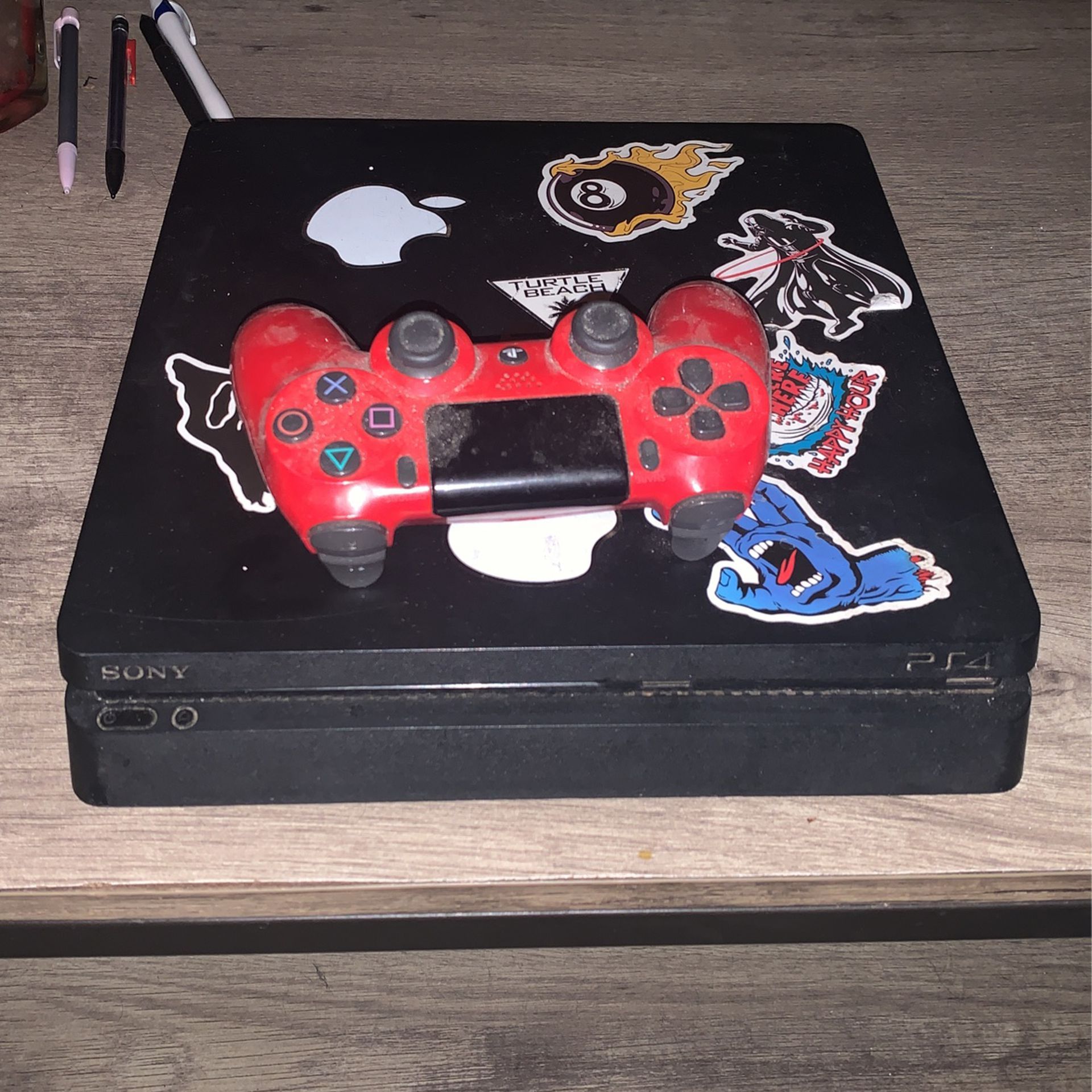 PlayStation 4 Slim. 