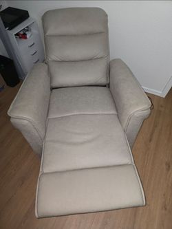 Nice Power Recliner with USB Charging – Delivery Available! 🛋️