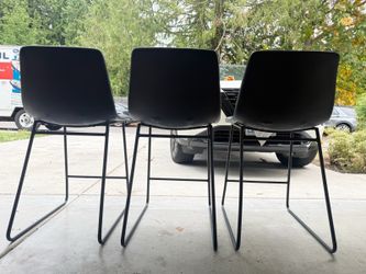 Black barstool chairs