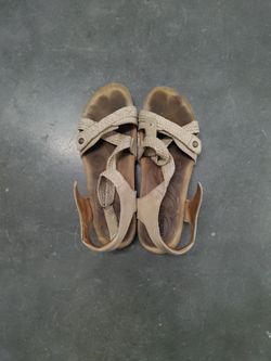 Size:8 Woman's Sandals. Brand:Taos.