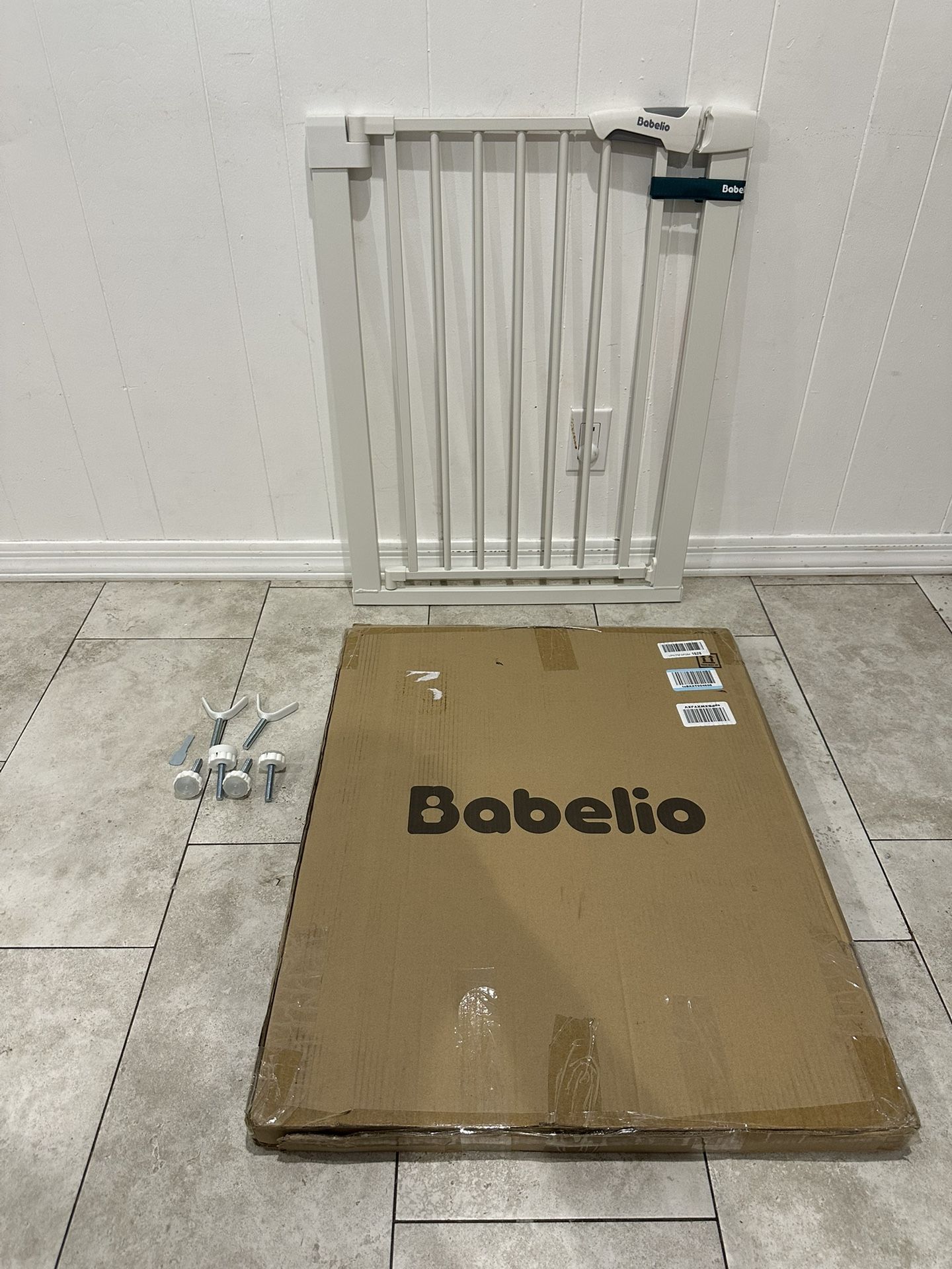 Pet Gate / Baby Gate - Fits Openings 26” - 29”