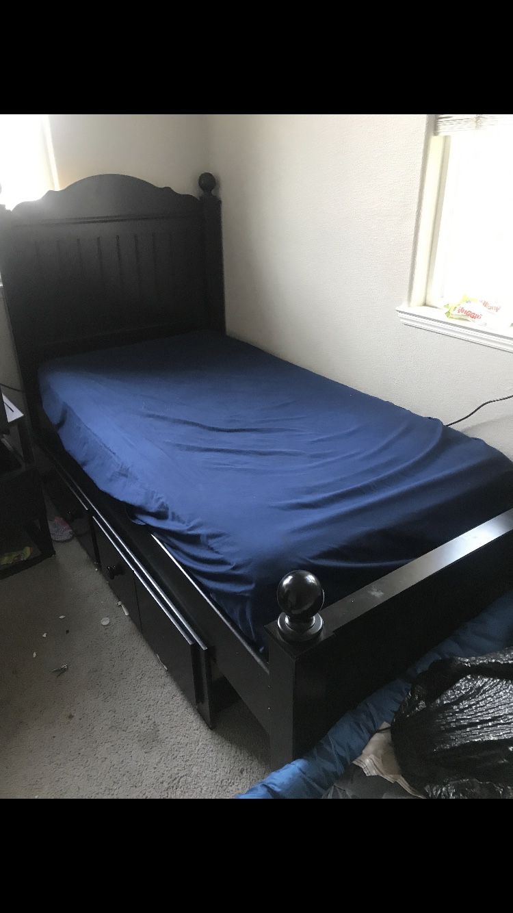Twin bed 2 drawer bottom 75$