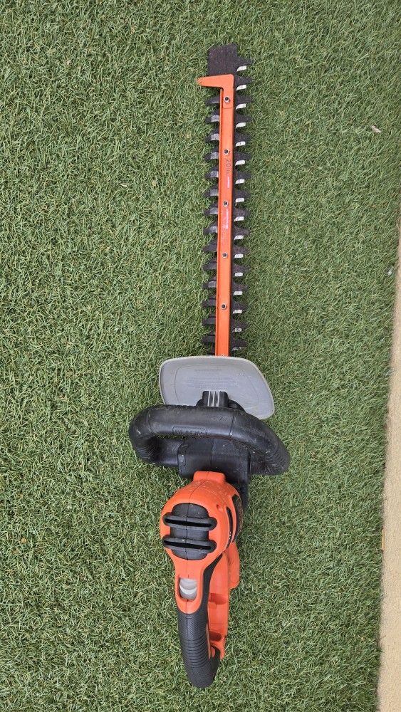 20 in. 3.8 AMP Corded Dual Action Electric Hedge Trimmer with Saw Blade Tip
, by

BLACK+DECKER, NOT WORKING, PARTS ONLY! 