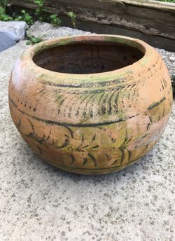 Terra-cotta round planter