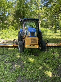 Tractor De Agricultura Con Su Sistema Para Cortar Pasto