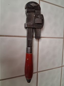 ANTIQUE STILLSON WALWOTH PIPE WRENCH
No. 14
WITH FRESH ALKYD FINISHED GRIP
ORIGINAL COLOR
REALLY BEAUTIFUL!!!...asking $25.00