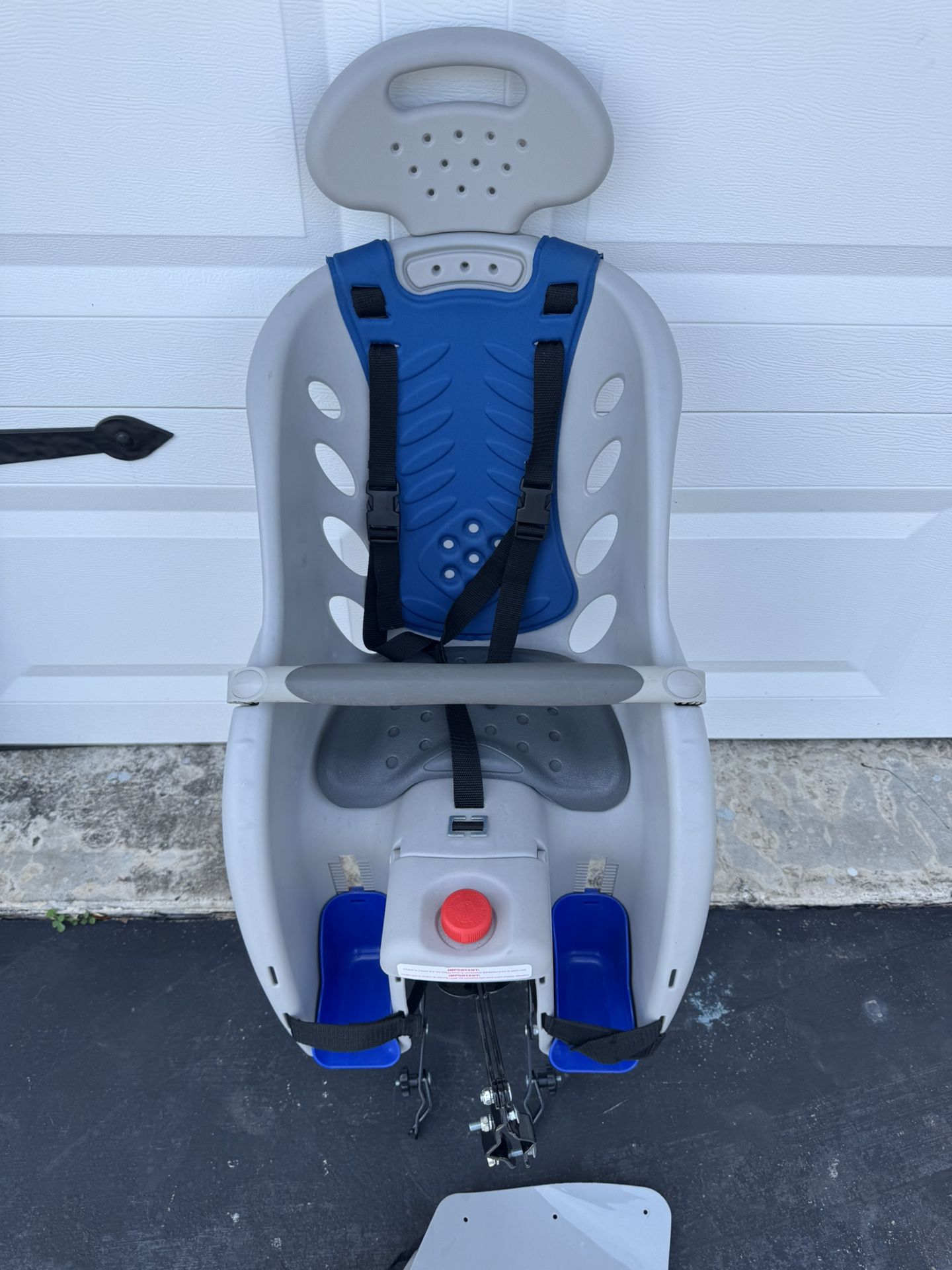 Schwinn Deluxe Bike Child Carrier, Rear Mounted Bike Seat Compatible with Most Adult Bike, Seats One Child, Ages 1 Year and Up, Max. Weight 40 lbs.,