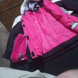Girls New Coat, Never Used. Size 7/8  For Girls Ages 7-8  Brand, Gerry Foux Fur.
