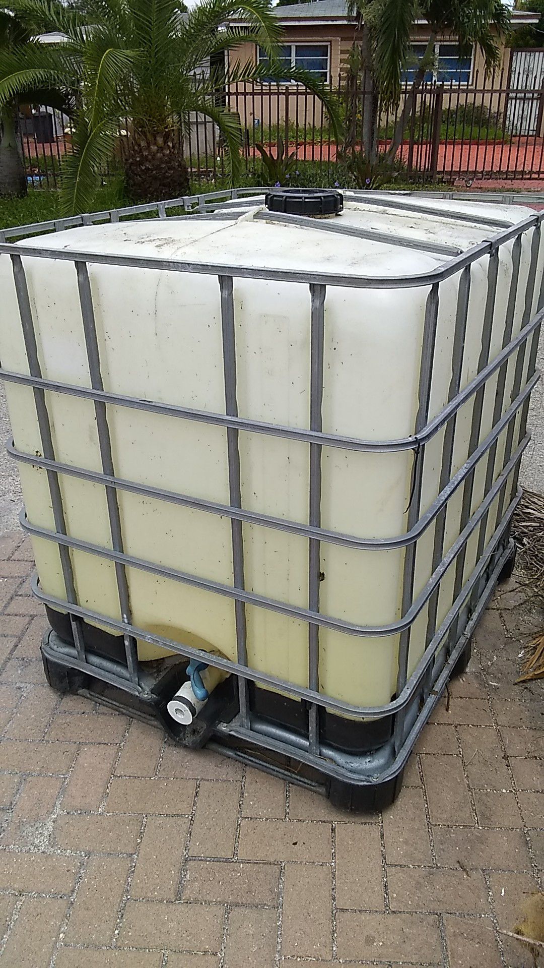 275 gallon water tank