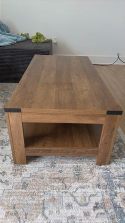 Modern Coffee Table – Barely Used, Excellent Condition