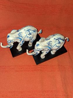 Set a blue and white elephant