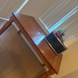 Beautiful Family 4 Chair Table!  $200.00 Firm Price!  Pick Up Only!  