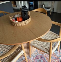 Round fluted table NO CHAIRS