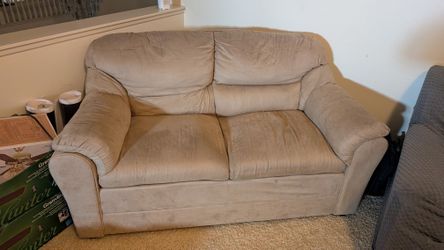 2-Seat Couch – Cover Included – Comfortable